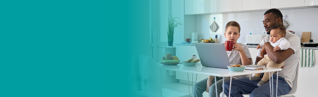 Una familia desayunando