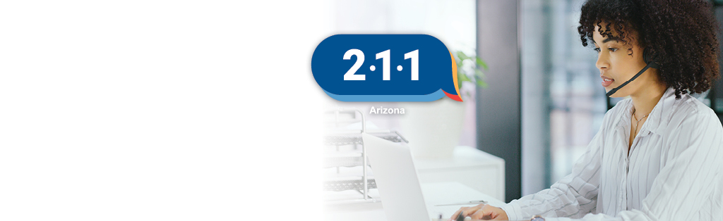 mujer hablando con audífonos