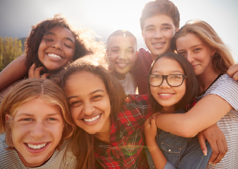 grupo de niños abrazándose y sonriendo