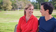 Pareja sentada en un parque Pareja sentada en un parque
