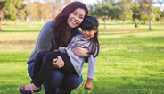 Madre sosteniendo a su hija