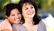 Madre e hija sonriendo