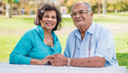 Pareja de ancianos tomados de la mano