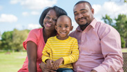 Familia sonriendo