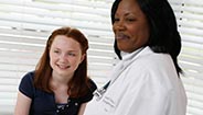 Médico y paciente sonriendo