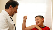 Médico y paciente joven