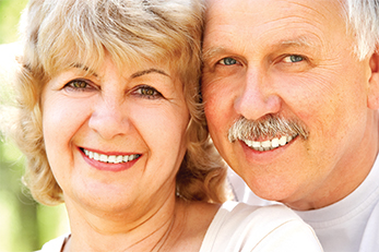 Pareja sonriendo Pareja sonriendo