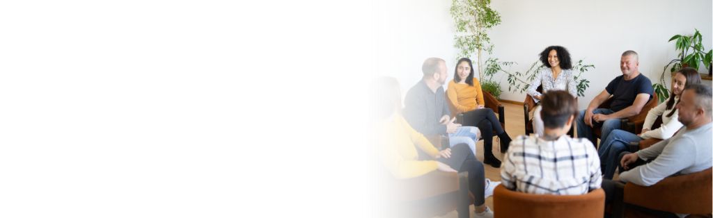 grupo de personas sentadas en un círculo