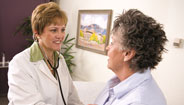Mujer y médico Mujer y médico