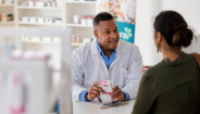Farmacéutico con paciente Farmacéutico con paciente