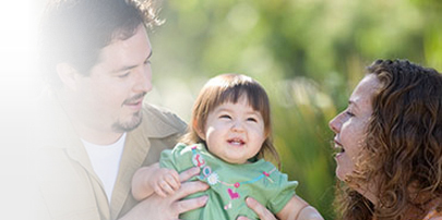 Padre y madre jugando con niño