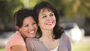 dos mujeres sonriendo dos mujeres sonriendo
