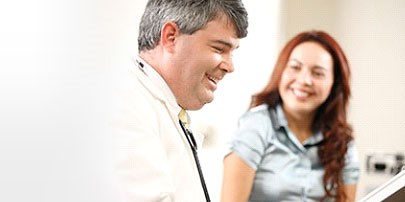 Abuela Madre Hija sentada en una mesa