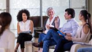 adultos reunidos en un entorno de grupo semiformal adultos reunidos en un entorno de grupo semiformal