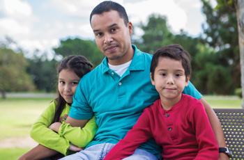 padre y dos hijos