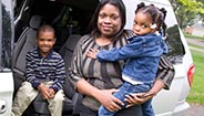 Madre con dos niños Madre con dos niños