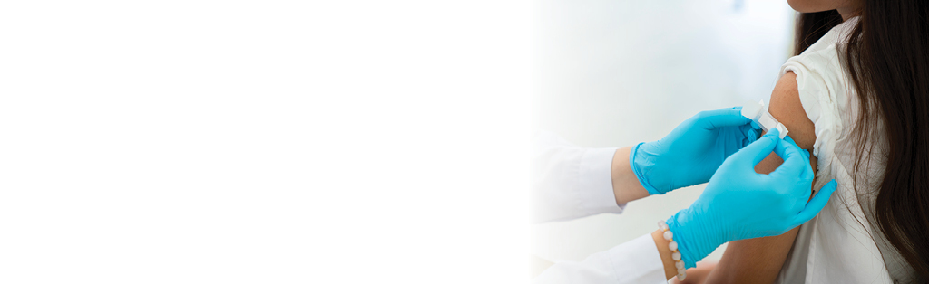 doctor poniendo un curita en el brazo de una paciente