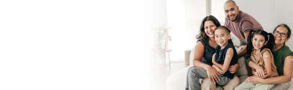 Familia sonriente que recibió la vacuna contra la gripe.