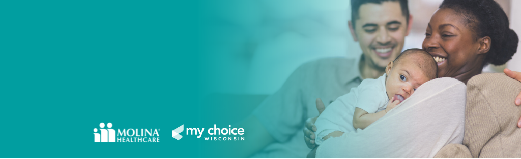 familia sosteniendo bebe